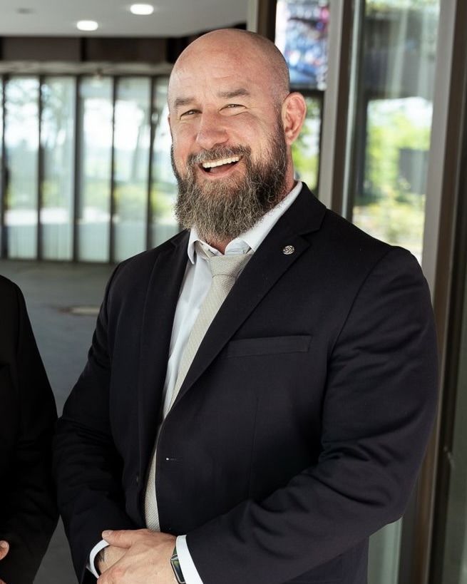 Professionelle Sicherheitsdienstleistungen von RAD Sicherheit Professioneller Sicherheitsmitarbeiter von RAD Sicherheit in Business-Kleidung bei einem Kundentermin oder einer Veranstaltung.