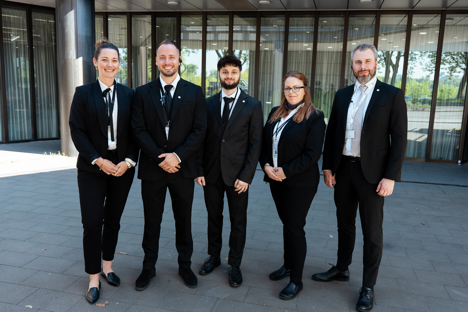 Sicherheitsteam von RAD Sicherheit Team von RAD Sicherheit im professionellen Einsatz vor einem Veranstaltungs- und Unternehmensgebäude.