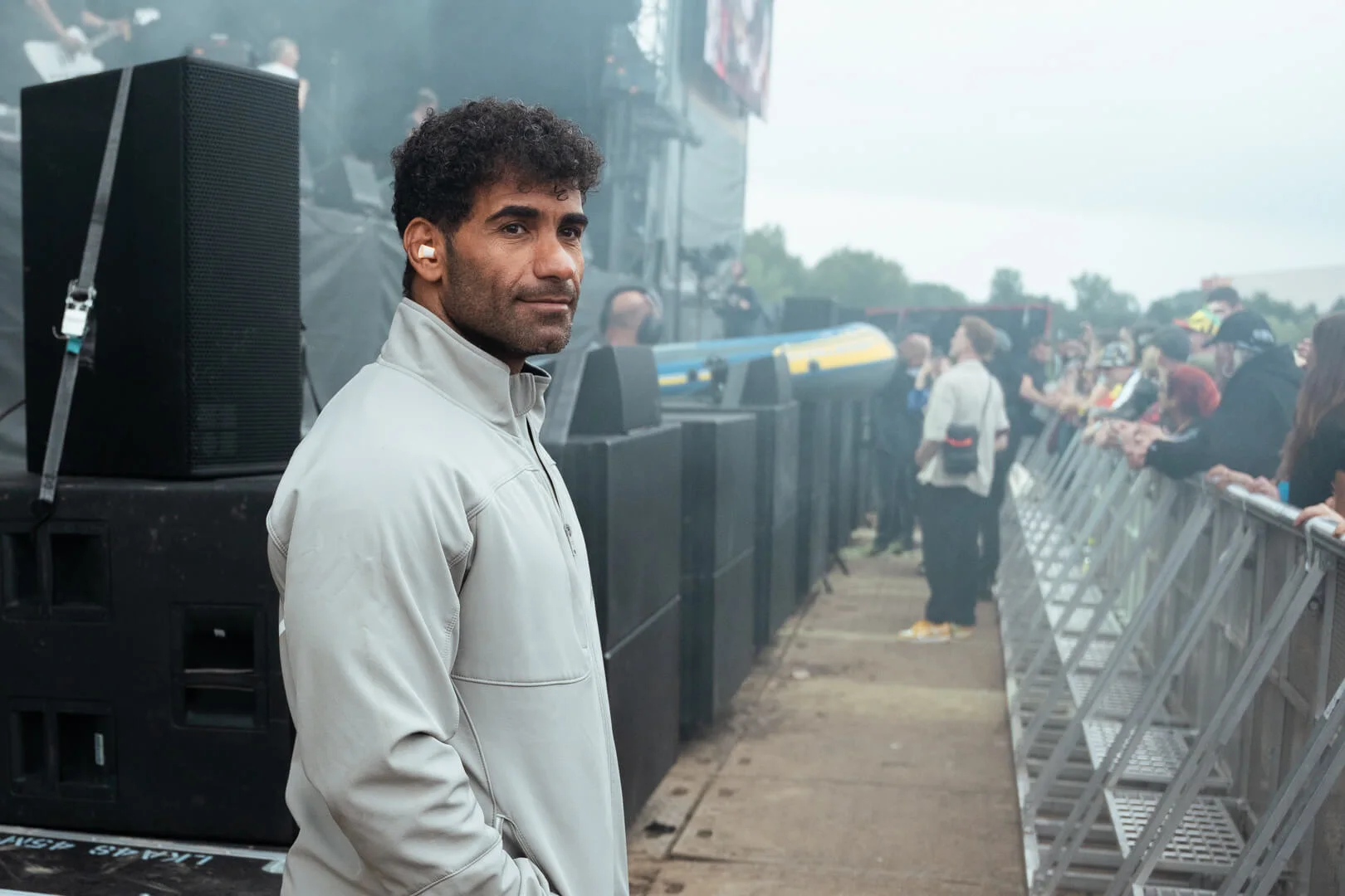 Sicherheitsmitarbeiter sichert die Bühne beim Summerjam Festival