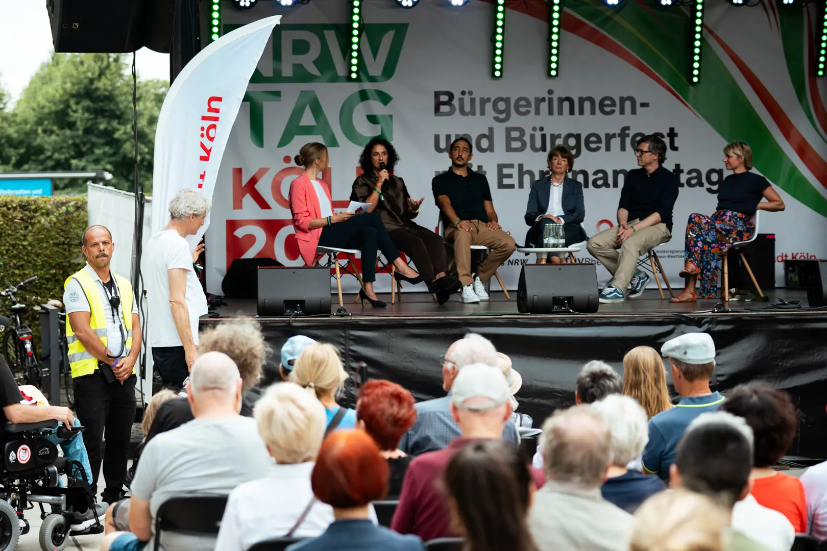 bühnenschutz-security Sicherheitsdienst sichert eine Bühne auf einer Veranstaltung