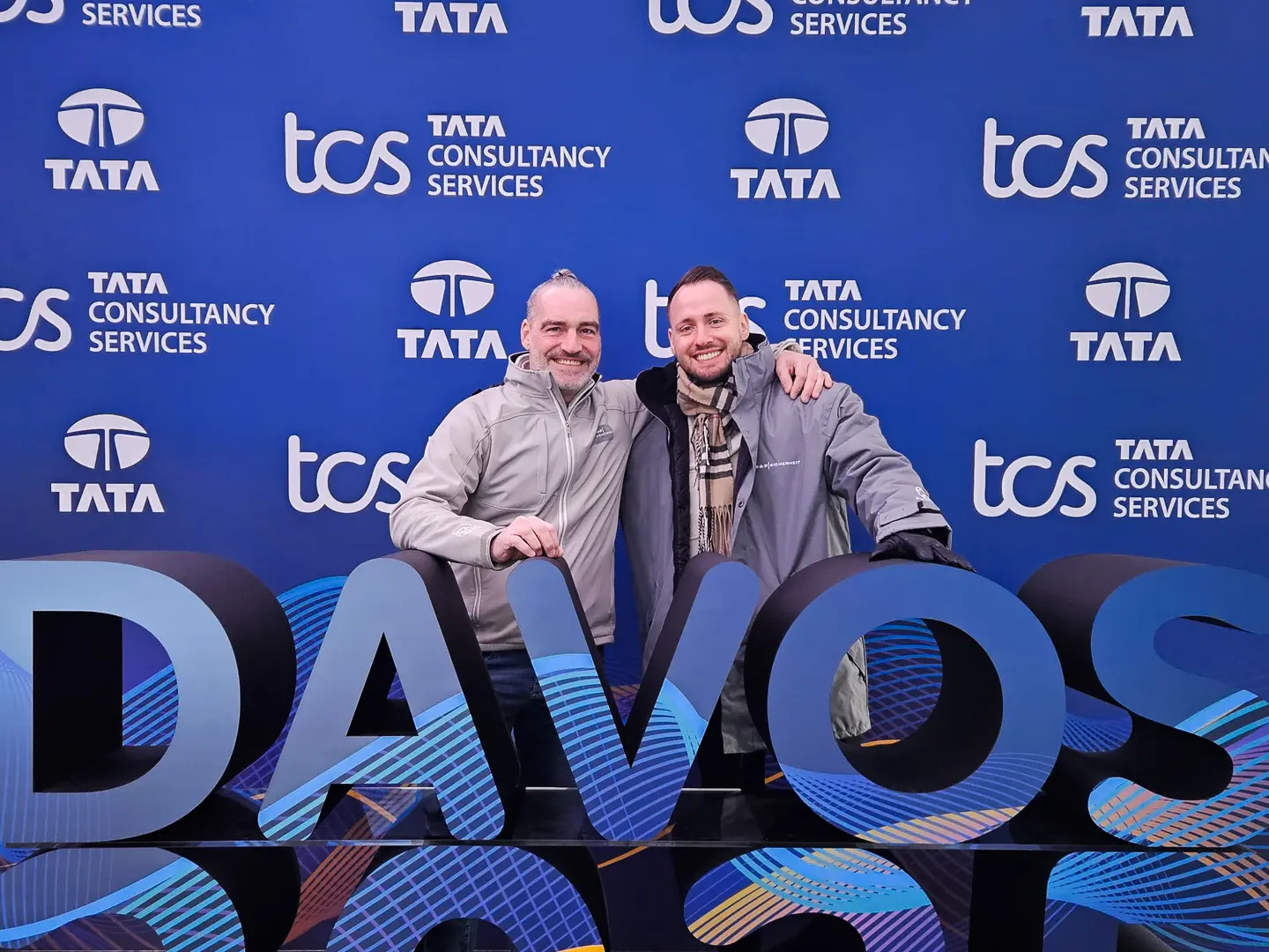 davos-rad-sicherheit Zwei Sicherheitsmitarbeiter im Einsatz beim Weltwirtschaftsforums in Davos