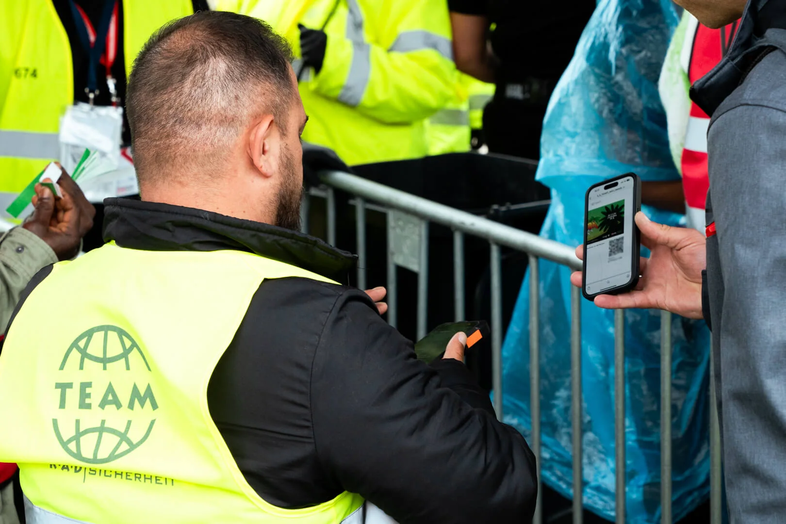 Mitarbeiter kontrolliert die Tickets am Einlass bei einem Festival