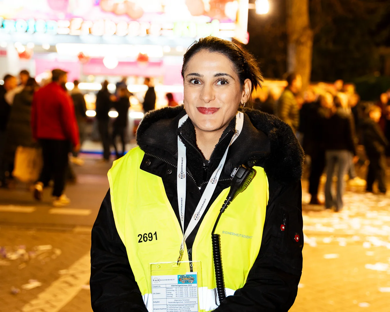 einlasskontrolle-veranstaltung Sicherheitsmitarbeiterin im Einsatz auf der Allerheiligenkirmes in Soest