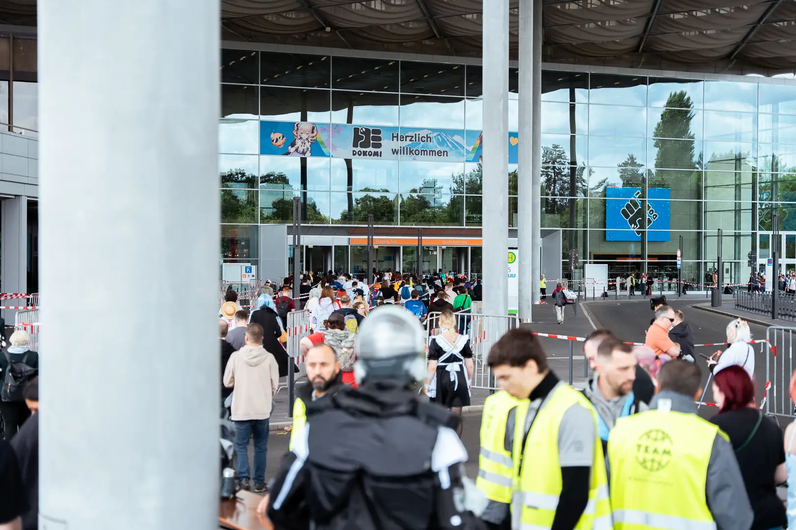 Einlasskontrollen am Einlass einer Messe in Düsseldorf