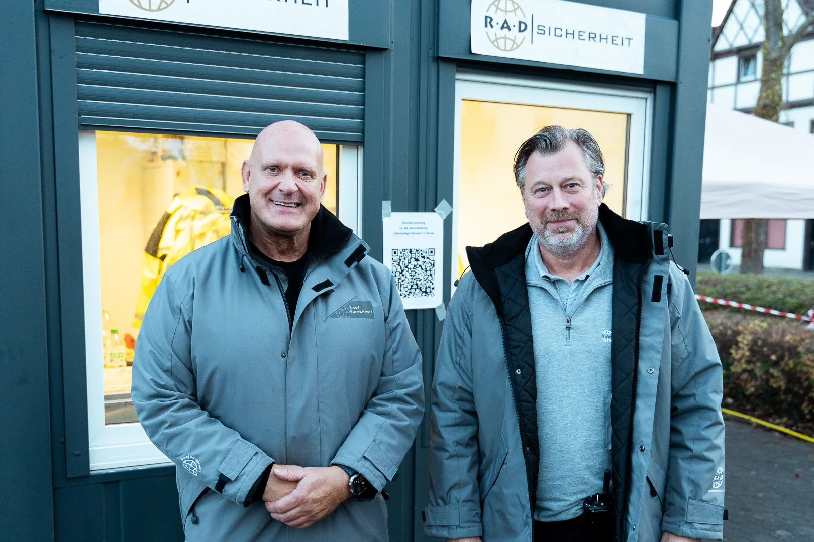 event-sicherheit Zwei Sicherheitsmitarbeiter im Einsatz auf einer Kirmes