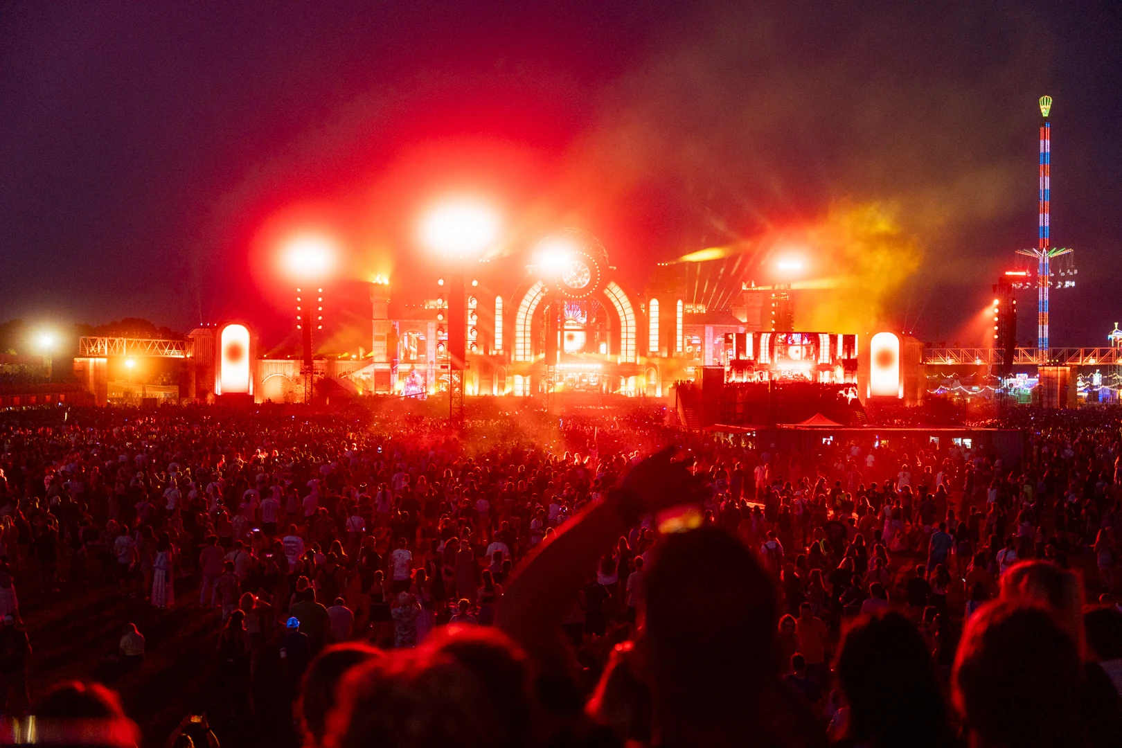 Feiernde Menschen vor der Mainstage beim Parookaville