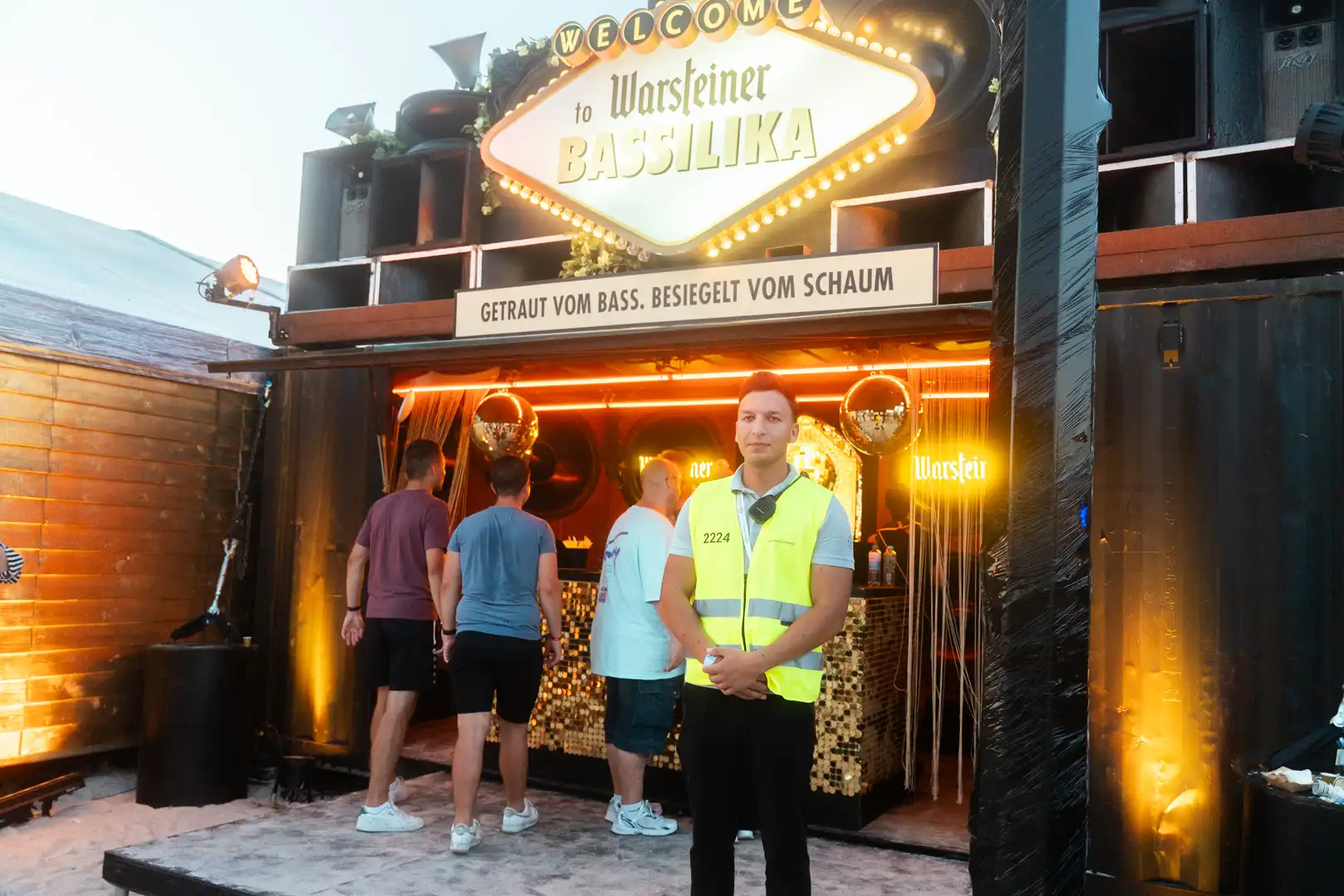 Ein Sicherheitsmitarbeiter bewacht den Sponsorenstand von Warsteiner beim Parookaville Festival