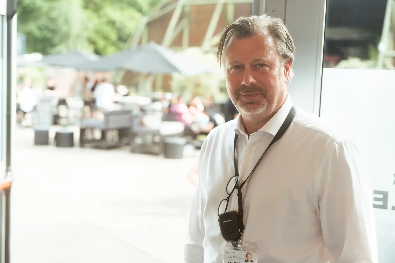 Ein Sicherheitsmitarbeiter sichert den Einlass zum VIP Bereich bei einem Festival