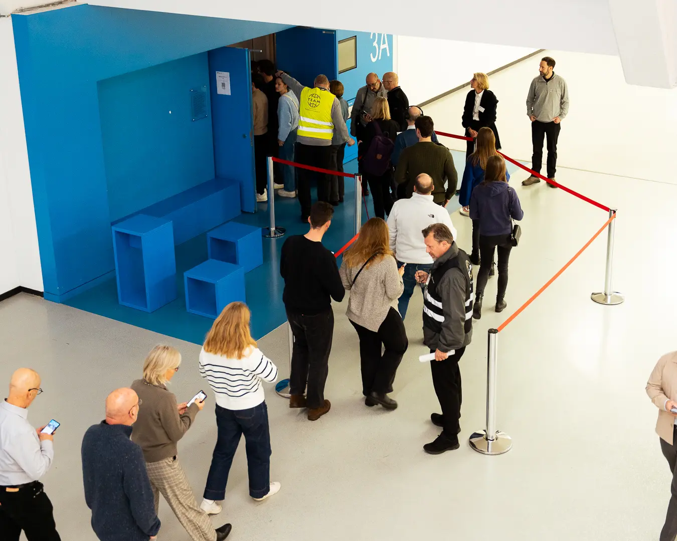 heinrich-heine-universitaet Sicherheitsmitarbeiter kontrollieren den Empfang einer Veranstaltung in der Heinrich-Heine-Universität in Düsseldorf