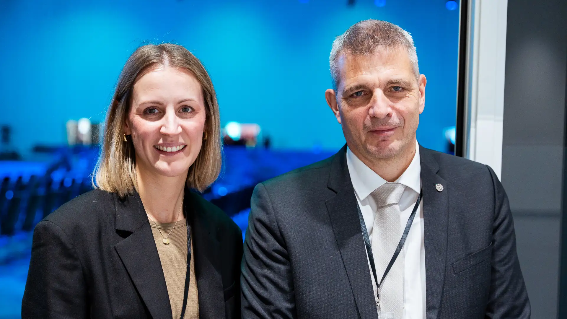 Zwei Sicherheitsmitarbeitende bei der Einlasskontrolle