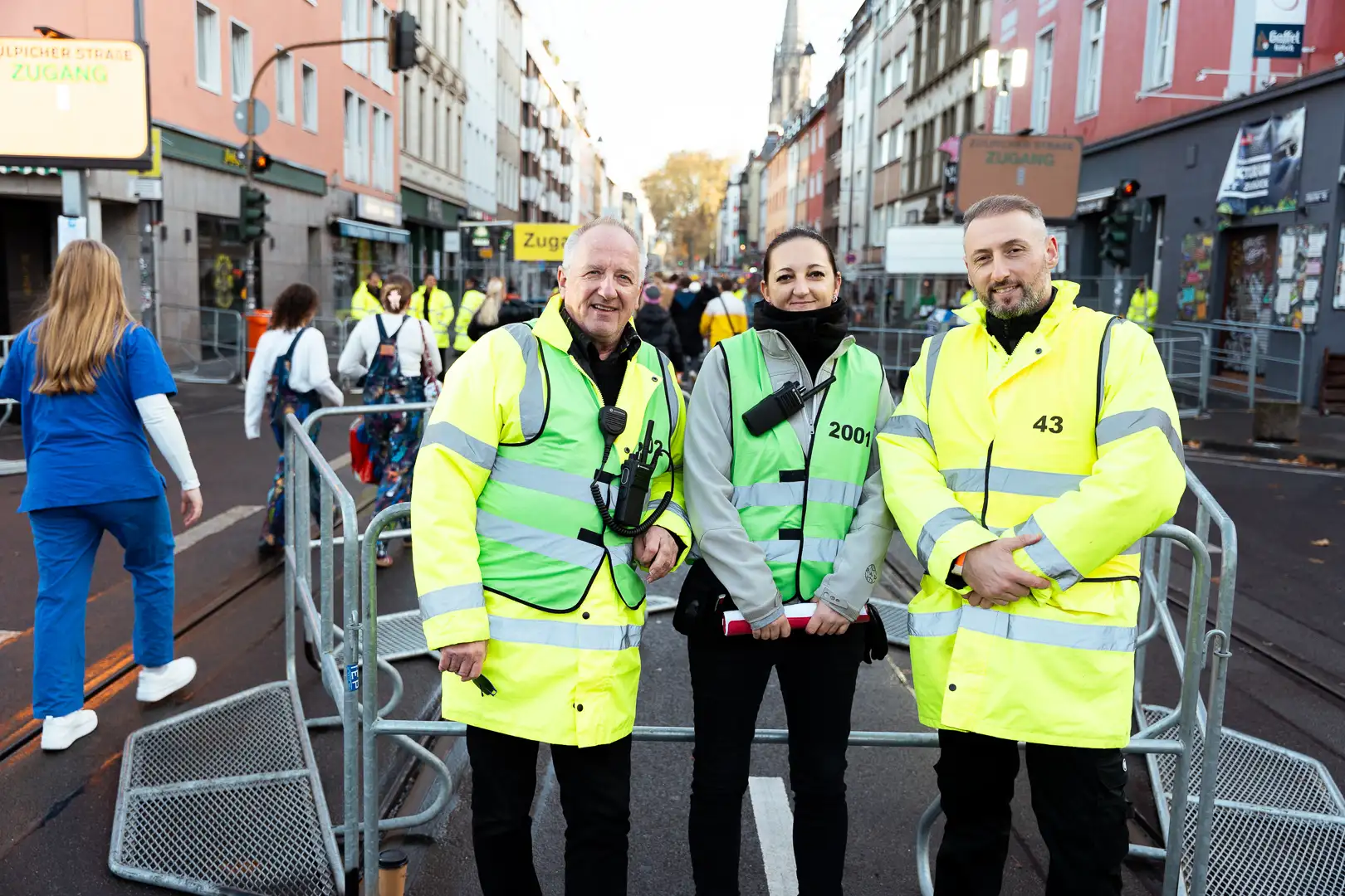 karneval-security-cologne Drei Sicherheitsmitarbeitende sichern den Einlass beim Kölner Karneval