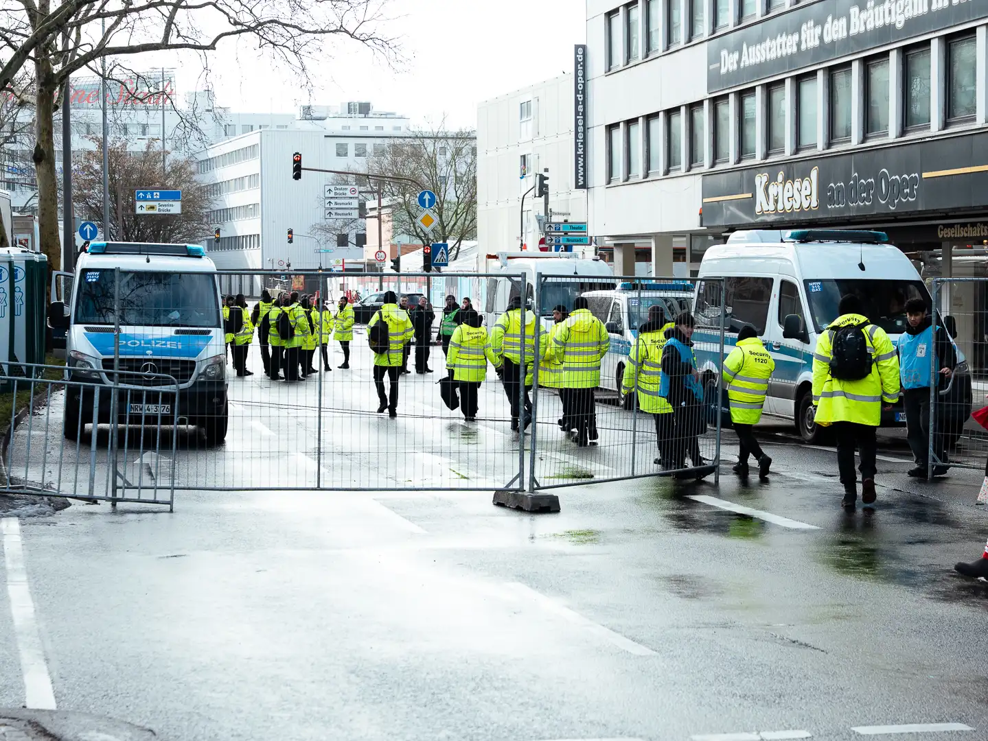 karneval-sicherheitsdienst-koeln Viele Sicherheitsmitarbeiter begeben sich zu ihrem Einsatzort in Köln