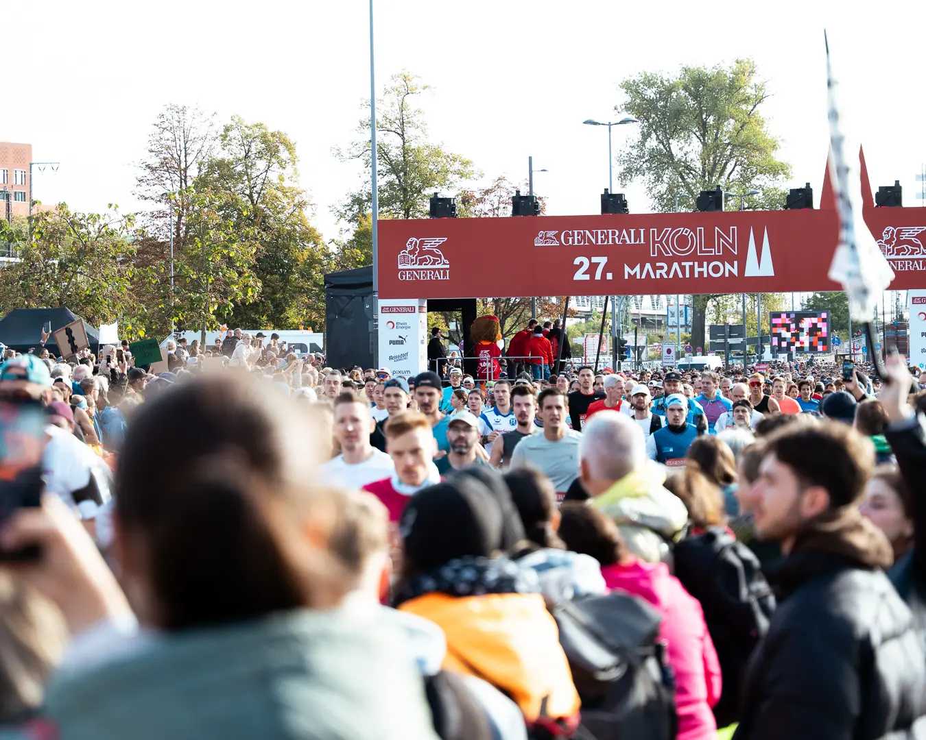 koelnmarathon-sicherheitsdienst Viele Läuferinnen und Läufer treten an beim Generali Kölnmarathon. Viele Zuschauer schauen sich den Marathon an.