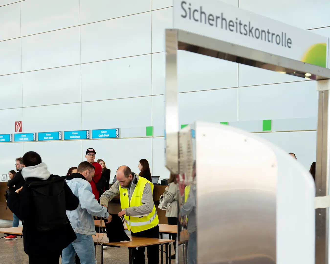 Einlasskontrolle des Sicherheitsdienstes der Messe in Köln