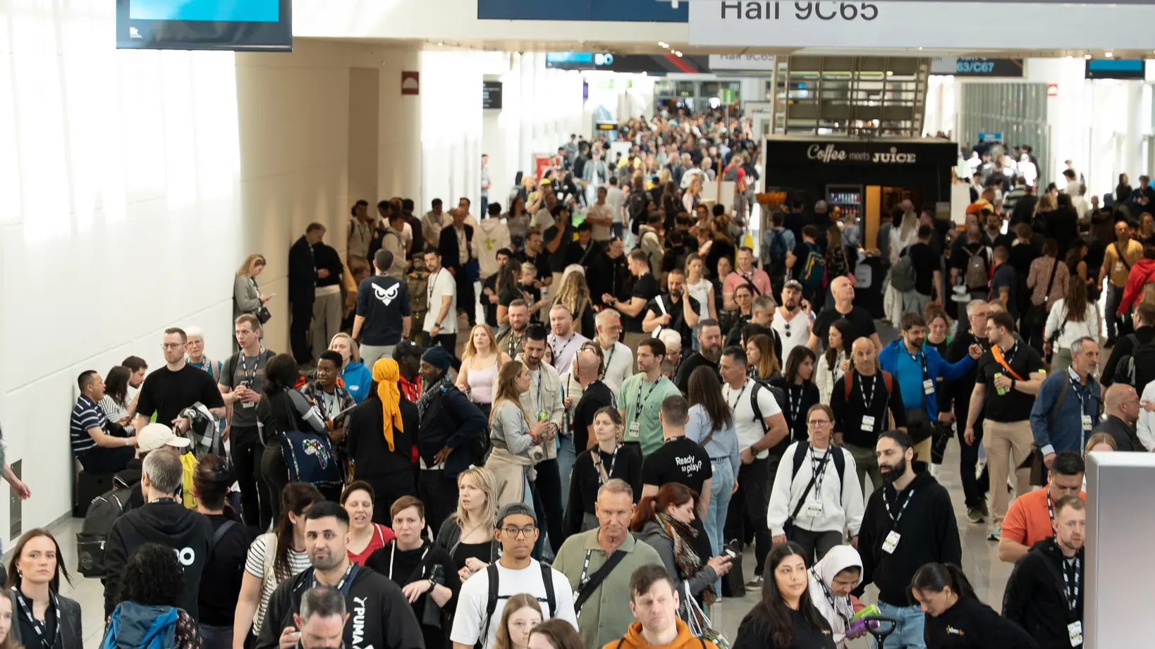 Große Menschenmenge in den Messehallen der Koelnmesse