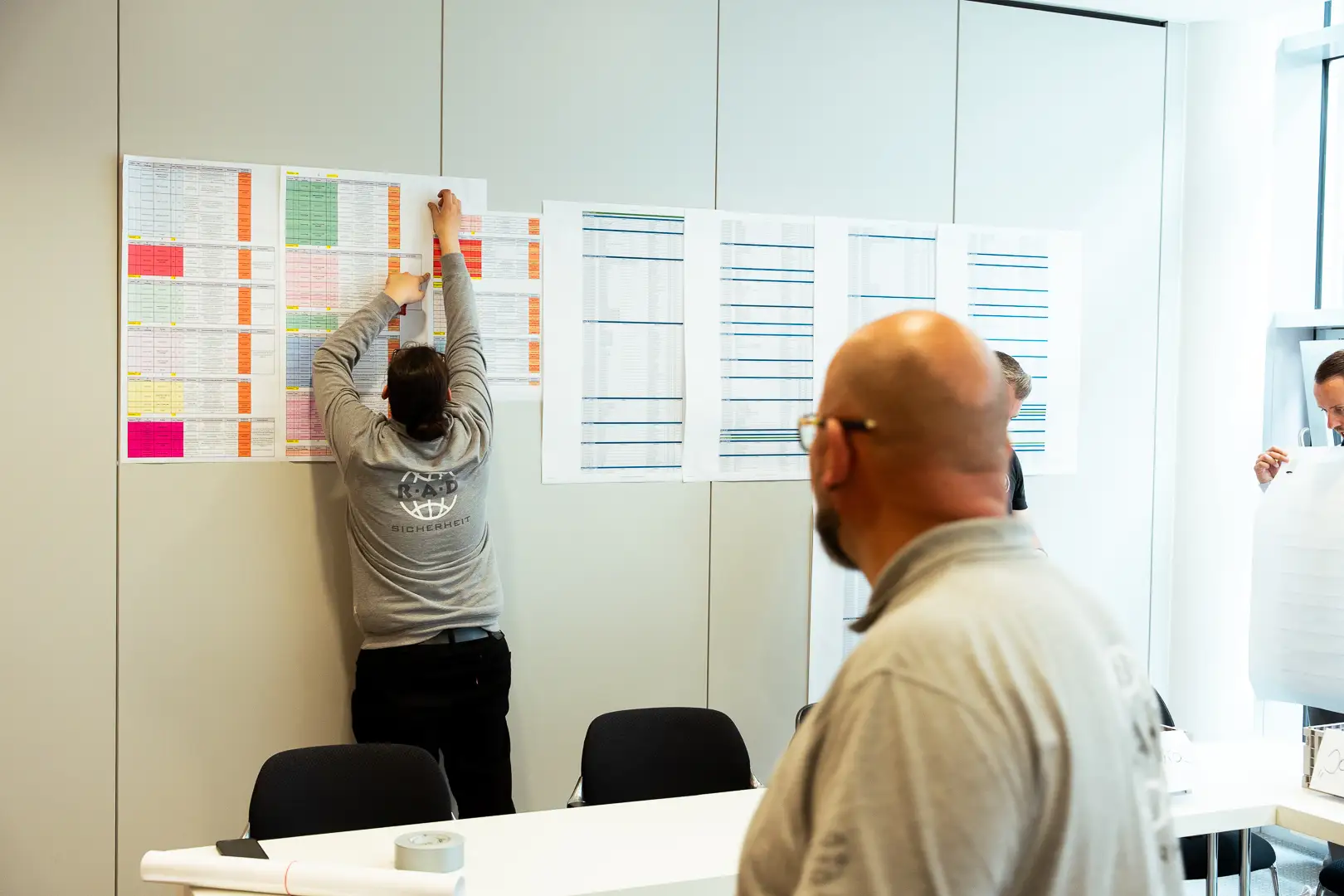Mitarbeiter bei Personaldisposition im Sicherheitsdienst