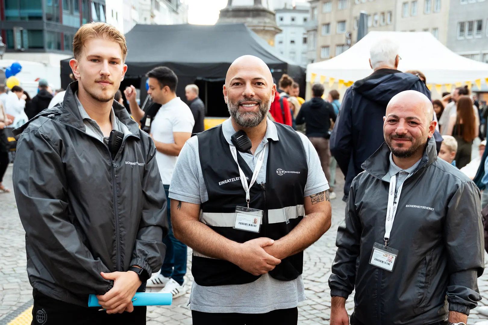 security-bonn Drei Security Mitarbeiter im Einsatz auf einer Veranstaltung in Bonn