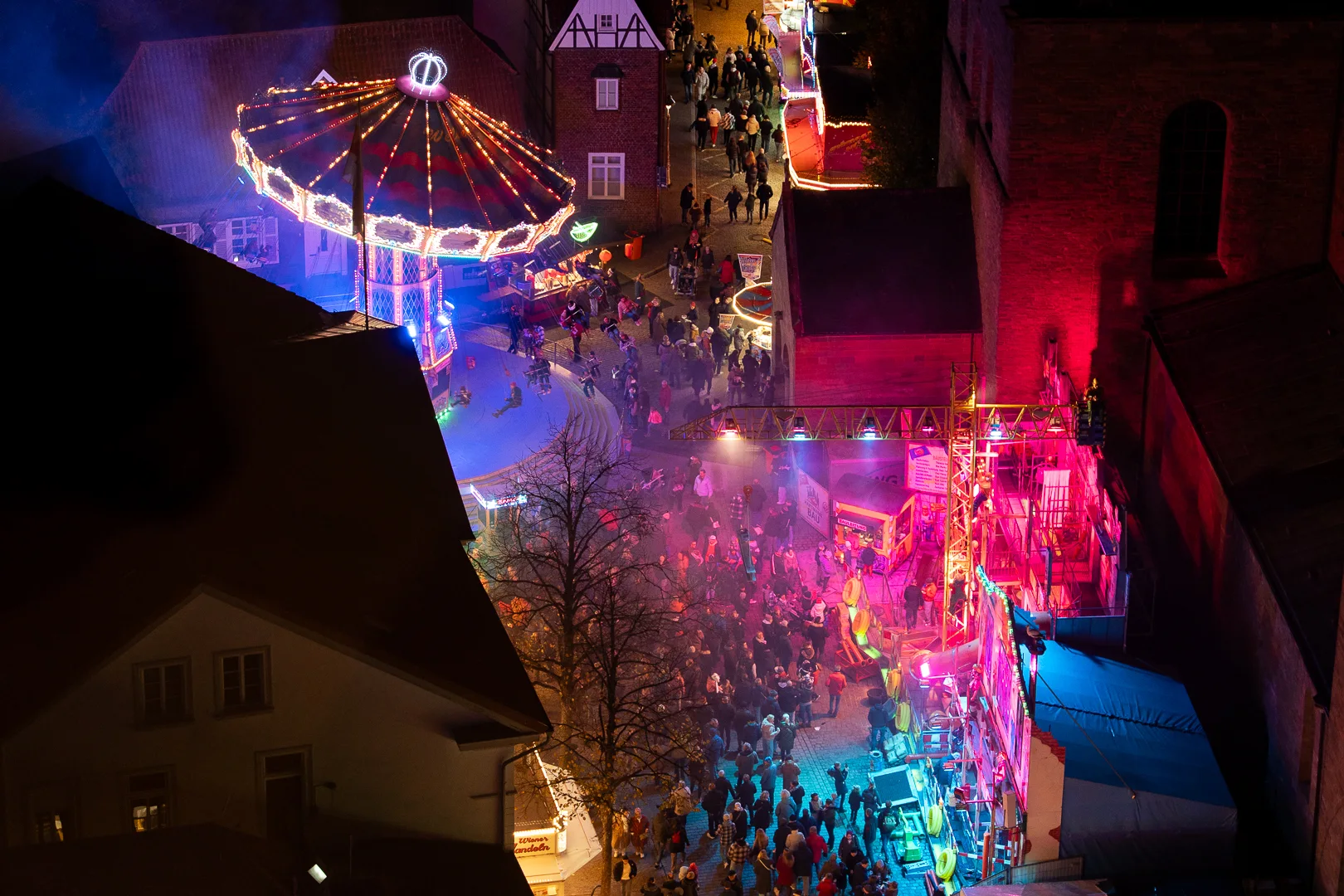 Blick von oben auf die Allerheiligenkirmes in Soest