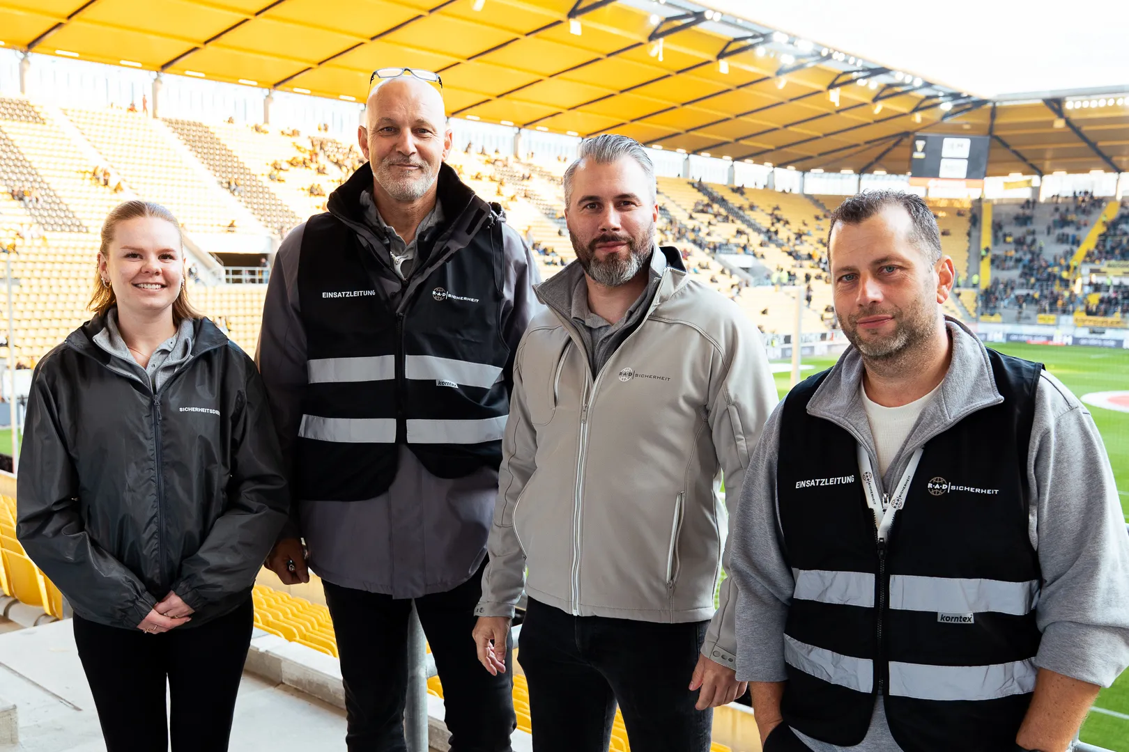 sicherheitsdienst-aachen Vier Sicherheitsmitarbeiter im Einsatz im Fußballstadion