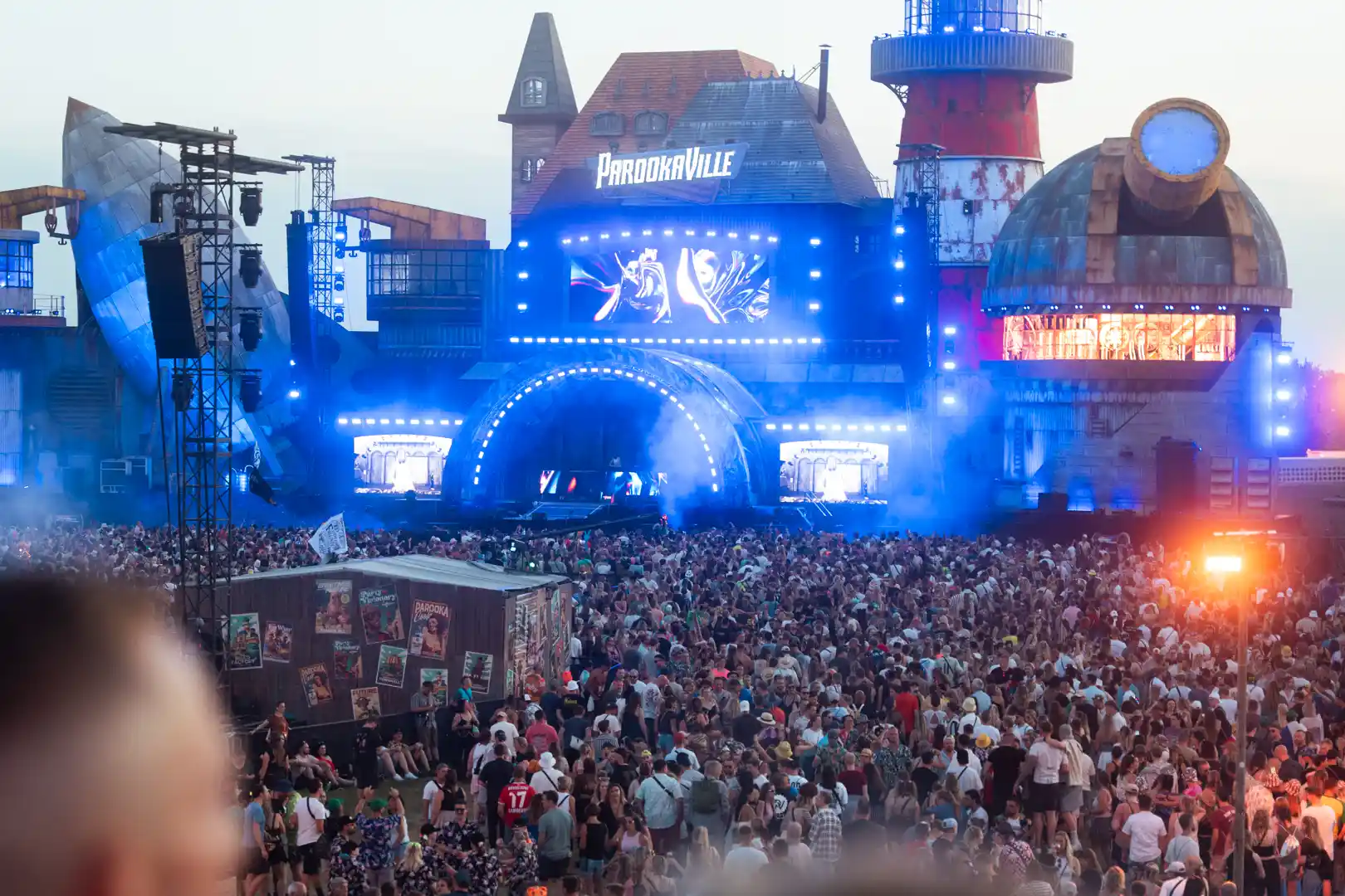 Menschenmenge vor der Bühne beim Parookaville Festival. Bühnenschutz Festival