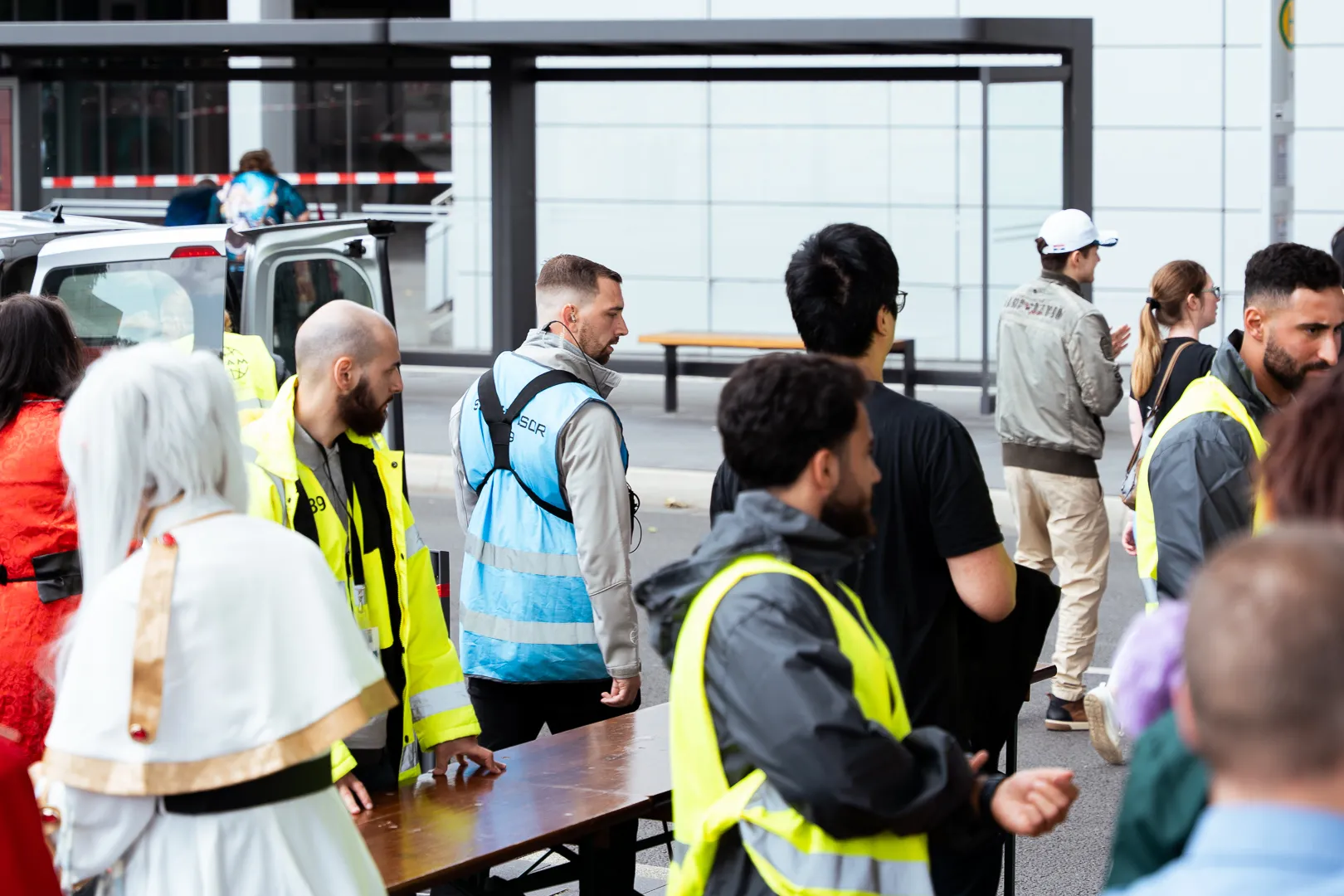 sicherheitsdienst-in-duesseldorf Sicherheitsmitarbeiter bei der Einlasskontrolle