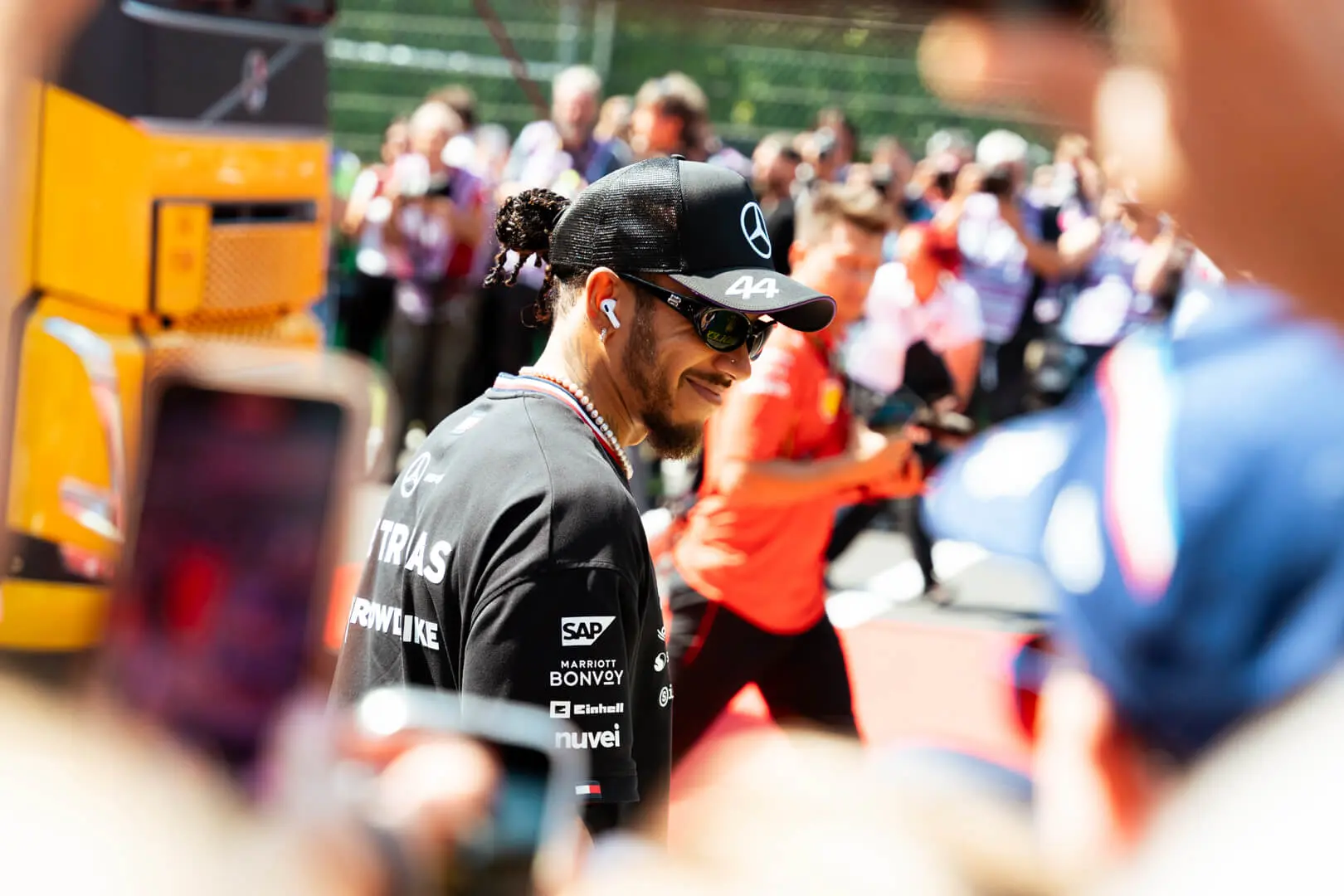 Lewis Hamilton gibt Autogramme