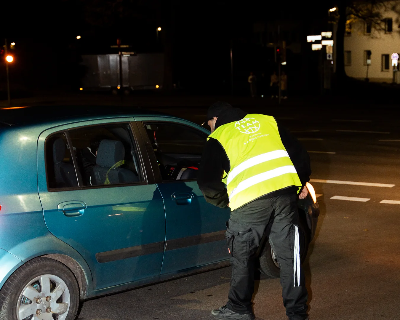 sicherheitsdienst-kirmes Ein Sicherheitsmitarbeiter überprüft die Zufahrtsberechtigung