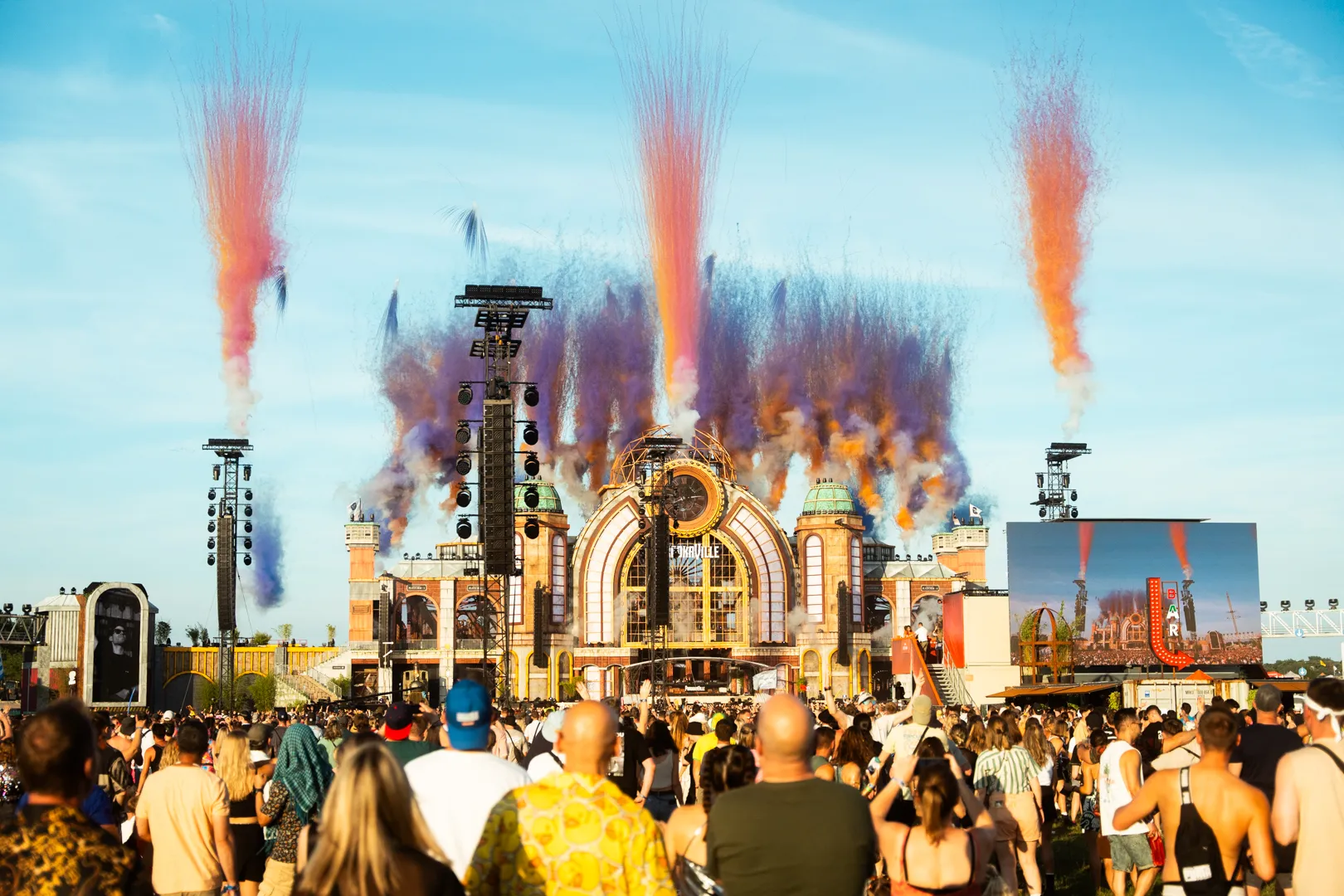 Mainstage vom Parookaville mit Feuerwerk