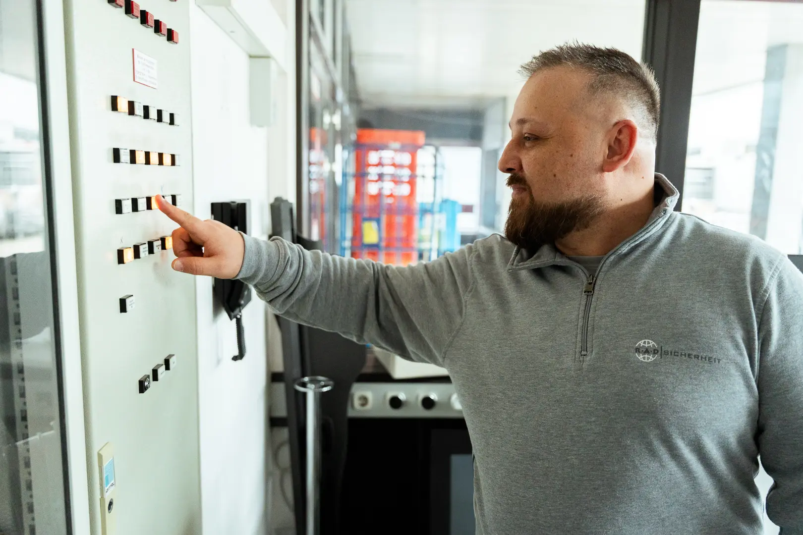 Mitarbeiter bedient sicherheitstechnische Anlage