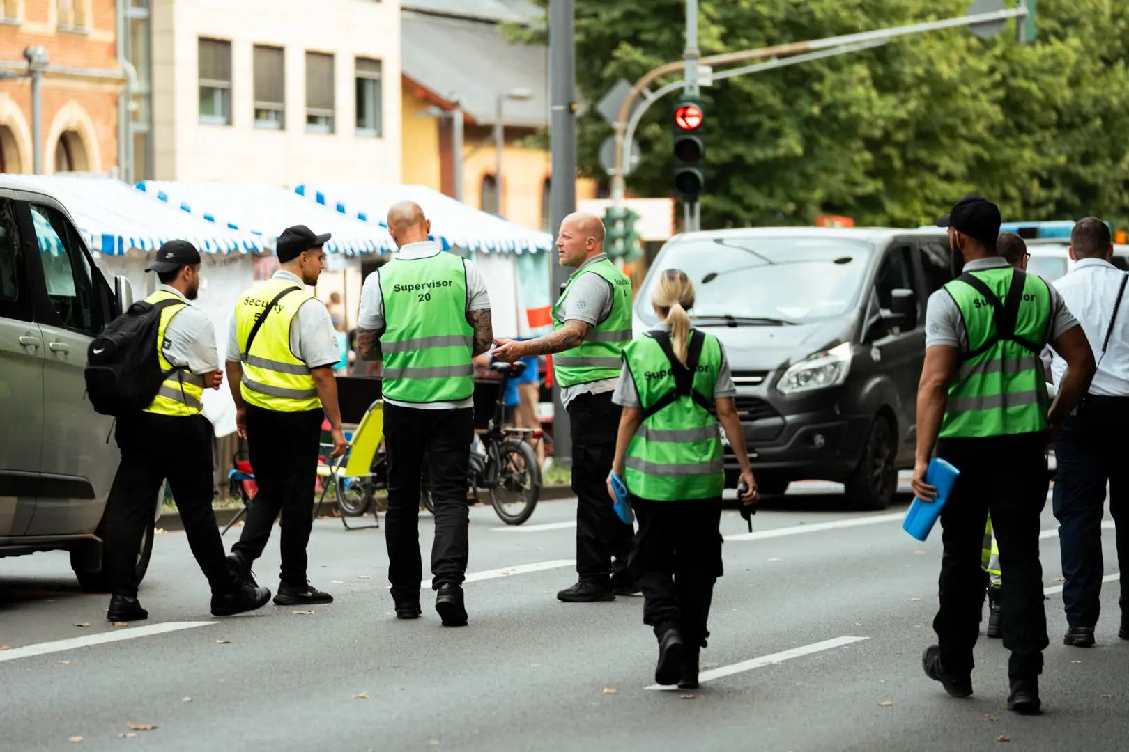 sicherheitsdienst-straßenfest Führungskräfte eines Sicherheitsdienstes im Einsatz