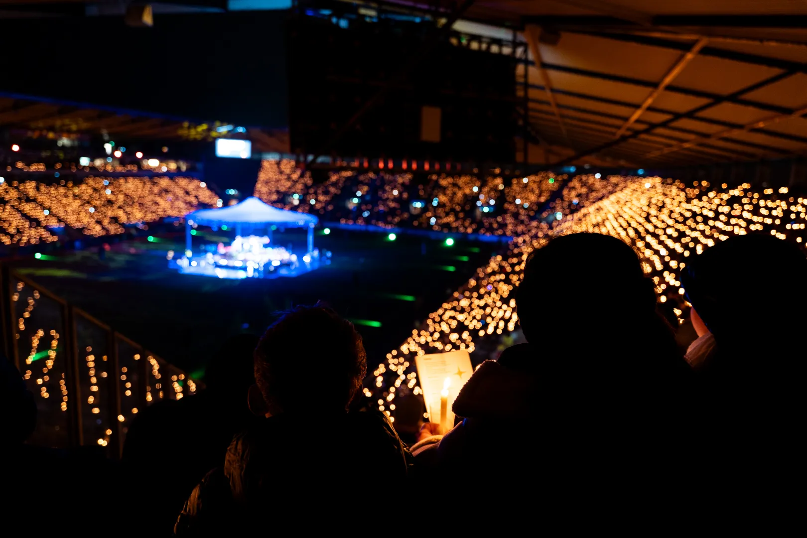sicherheitsdienst-tivoli Ausverkauftes Stadion in Aachen beim Weihnachtssingen im Tivoli