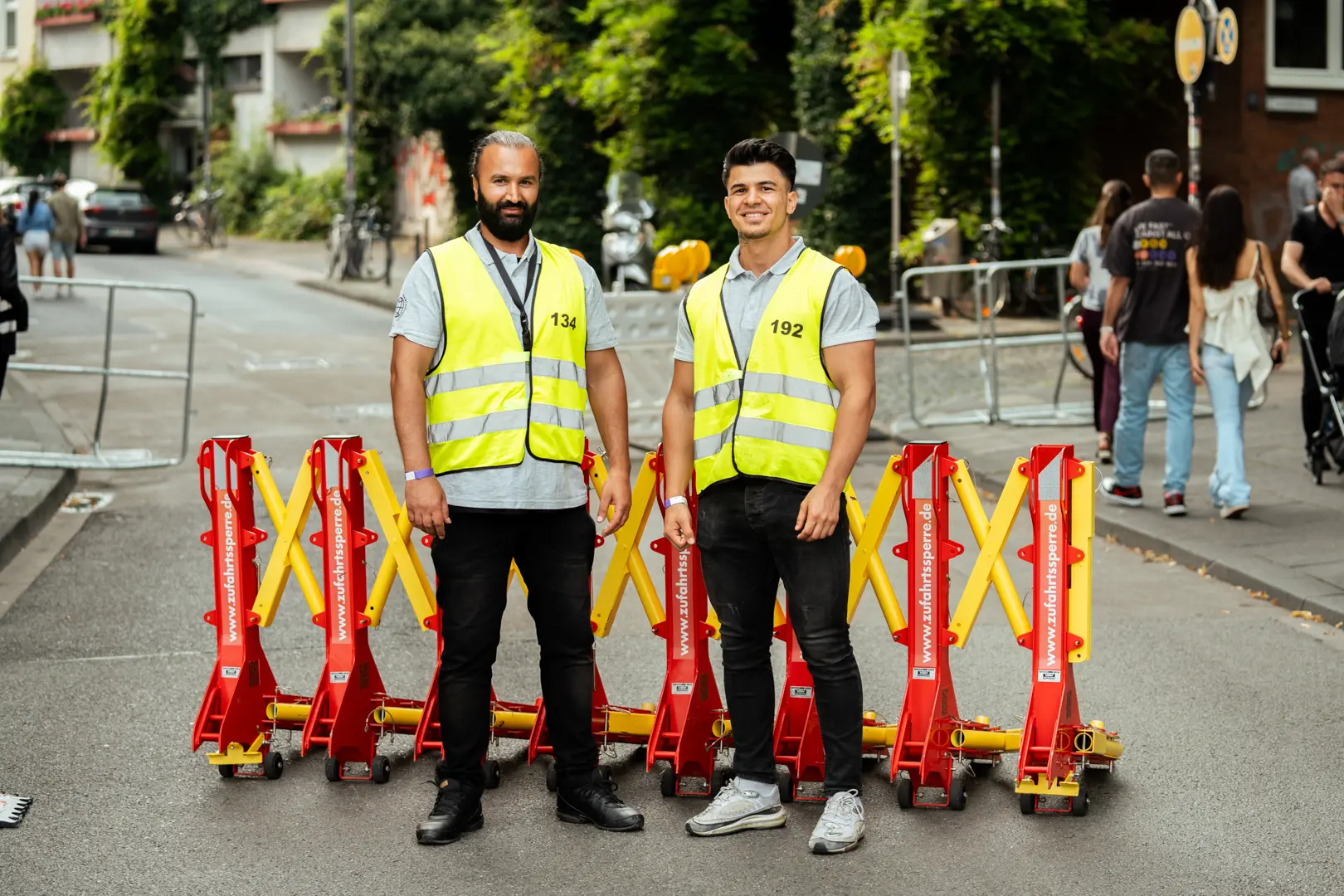 straßensperre-sicherheitsdienst-koeln Zwei Sicherheitsmitarbeiter an einer Straßensperre