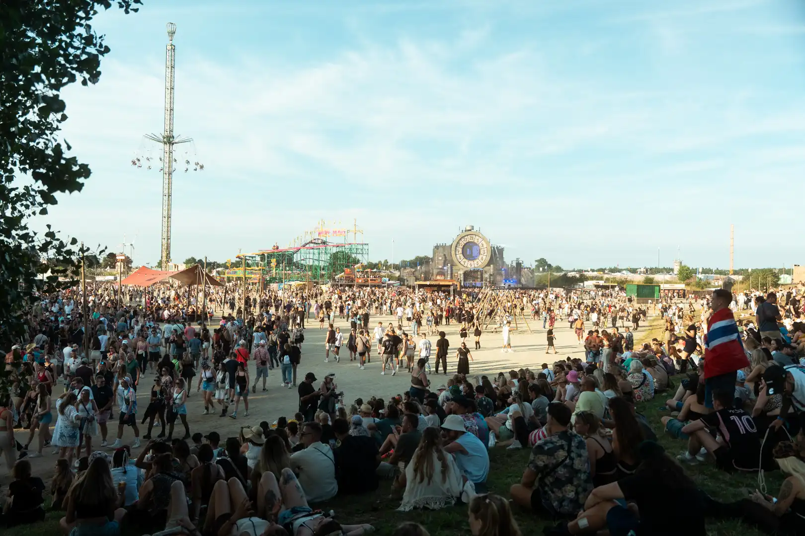 Crowdmanagement einer großen Menschenmenge beim Parookaville Festival