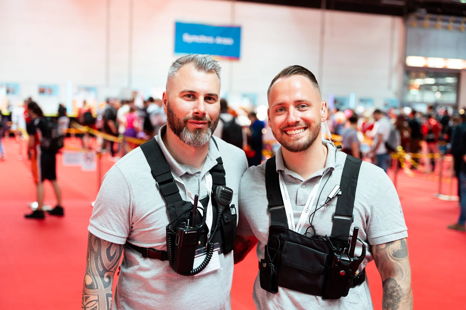 veranstaltungsschutz-in-koeln Zwei Sicherheitsmitarbeiter sind im Einsatz auf einer Veranstaltung