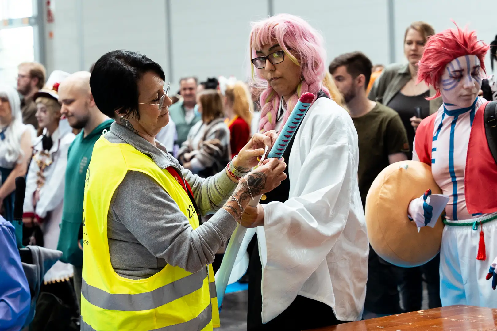 Eine Sicherheitsmitarbeiterin kontrolliert eine Atrappe beim Einlass der DoKoMi Messe in Düsseldorf