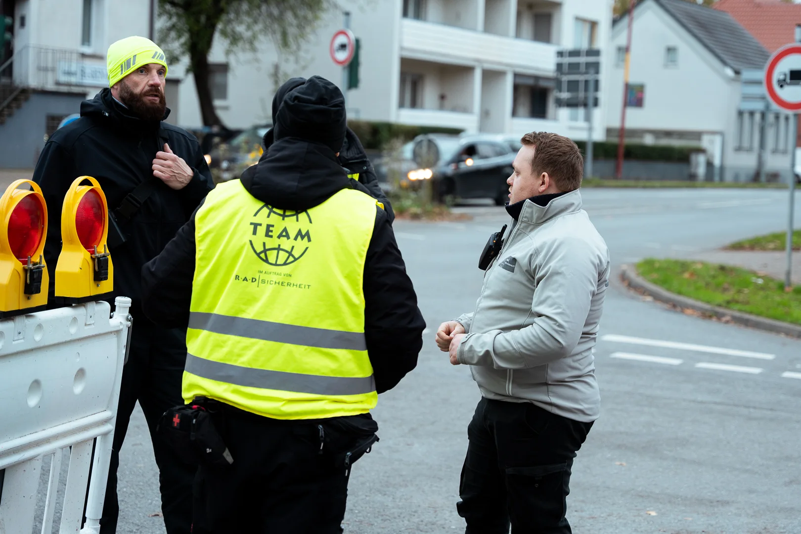 verkehrslenkung Sicherheitsteam bei der Aufstellung von Straßensperren