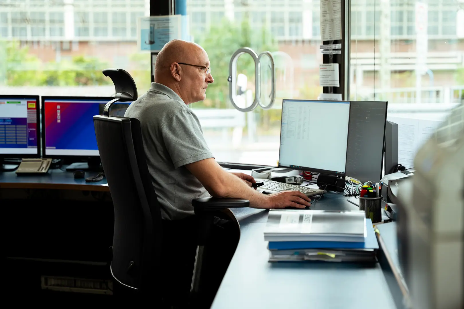 werkschutz-bonn Ein Mitarbeiter eines Sicherheitsdienstes bei der Arbeit im Werkschutz